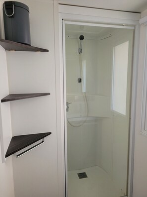 Een douche, een haardroger