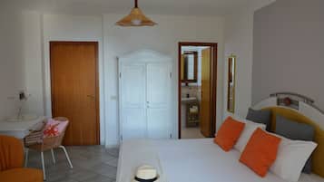 Chambre Double Supérieure, vue mer | Couette en duvet d'oie, minibar, coffres-forts dans les chambres, bureau