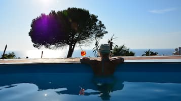 Piscine extérieure (ouverte en saison)