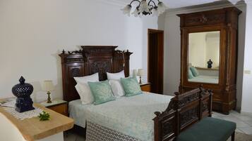 Chambre Double Supérieure, vue mer | Couette en duvet d'oie, minibar, coffres-forts dans les chambres, bureau