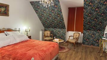 4 bedrooms, desk, iron/ironing board, free WiFi