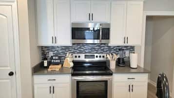 Køleskab, mikrobølgeovn, ovn, kogeplade