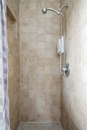 Shower, hair dryer, towels - #StayinMyDistrict Kenton Private Guest House (Portland)