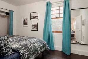 1 bedroom, travel crib, WiFi, bed sheets - #StayinMyDistrict Kenton Private Guest House (Portland)