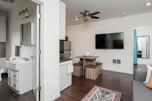 TV, offices - #StayinMyDistrict Kenton Private Guest House (Portland)