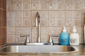 Shower, hair dryer, towels - #StayinMyDistrict Kenton Private Guest House (Portland)