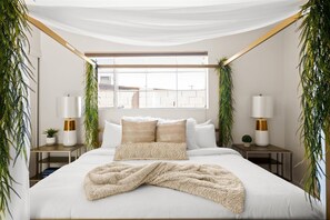 4 habitaciones, escritorio y tabla de planchar con plancha