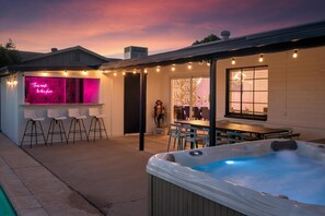 Outdoor dining - The Palms Cabana | Pool, Hot Tub, Bocce & PuttPutt (Scottsdale)