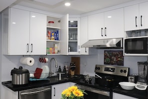 Wasserkocher mit Kaffee-/Teezubehör, Kühlschrank, Mikrowelle, Ofen
