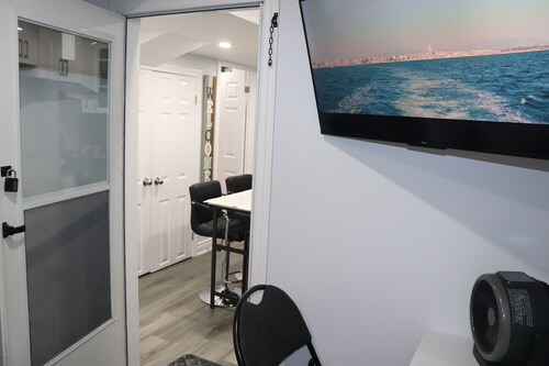 Garden 2 Bedroom Apartment - Free Parking/Wifi/Laundry/Workstation