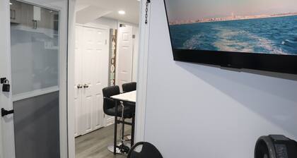 Garden 2 Bedroom Apartment - Free Parking/Wifi/Laundry/Workstation
