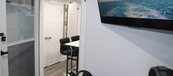 Garden 2 Bedroom Apartment - Free Parking/Wifi/Laundry/Workstation