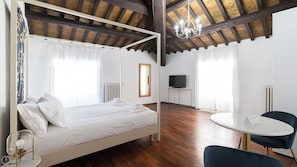 4 bedrooms, desk, WiFi, bed sheets