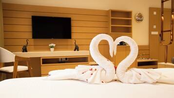 Deluxe Double Room | Desk, iron/ironing board, free WiFi, wheelchair access