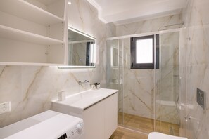 Dusche, Haartrockner, Handtücher, Seife