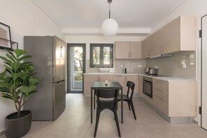 Fridge, oven, stovetop, dishwasher - Luxe 2BR Living in Marousi (Marousi)
