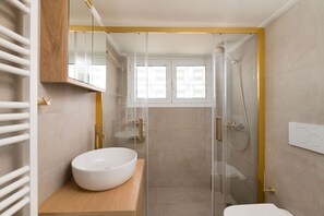 Dusche, Haartrockner, Handtücher, Seife