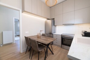 Kjøleskap, ovn, kokeplater og oppvaskmaskin