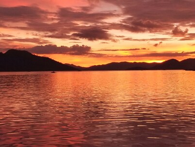 "Charming Sunrise Pension House: Budget-Friendly Comfort Steps from Coron Pier"