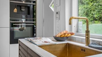 Fridge, stovetop, dishwasher, coffee/tea maker