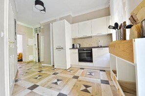 Micro-ondes, four, plaque de cuisson, bouilloire électrique