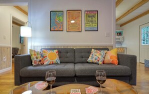 Televisión, chimenea, estéreo