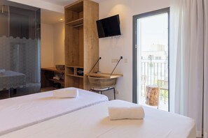 ห้องพรีเมียมดับเบิลหรือทวิน | ตู้นิรภัยในห้องพัก, โต๊ะทำงาน, พื้นที่ทำงานแบบใช้แล็ปท็อป, ผ้าม่านกันแสง