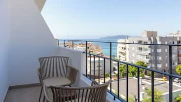 Premium Double or Twin Room, Partial Sea View | Peti besi dalam bilik, meja, ruang kerja komputer riba