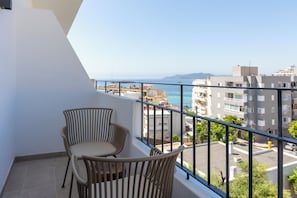 尊荣双人房或双床房, 部分海景 | 客房内保险箱、办公桌、笔记本电脑工作区、遮光窗帘