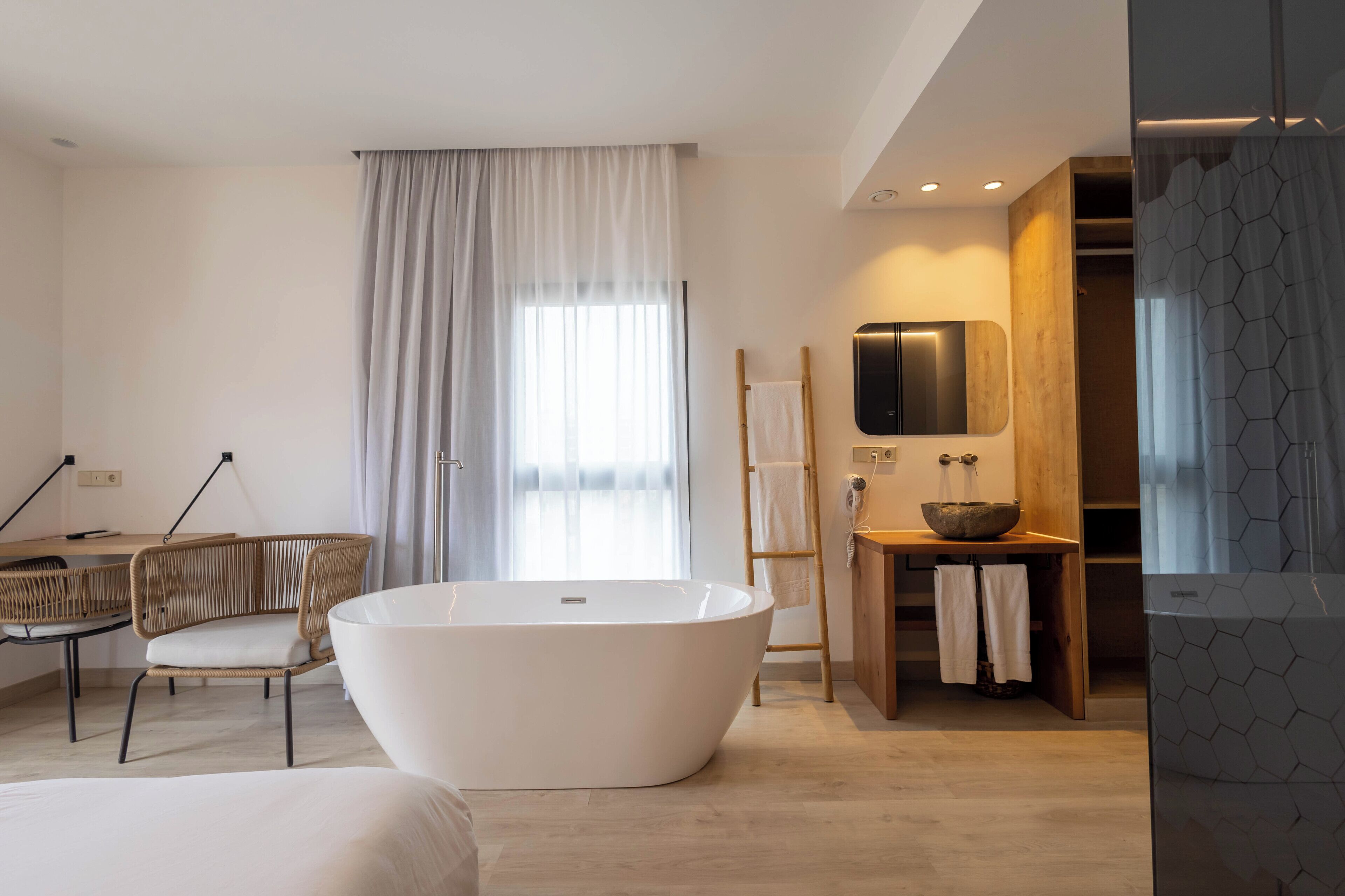 Junior-Studiosuite, eingeschränkter Meerblick | Zimmersafe, Schreibtisch, laptopgeeigneter Arbeitsplatz