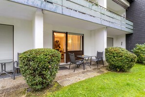 Outdoor dining - Apartment 'Gästehaus Strycktal 2 Typ 07' with Private Terrace, Private Garden and Wi-Fi (Willingen-Stryck (Upland))