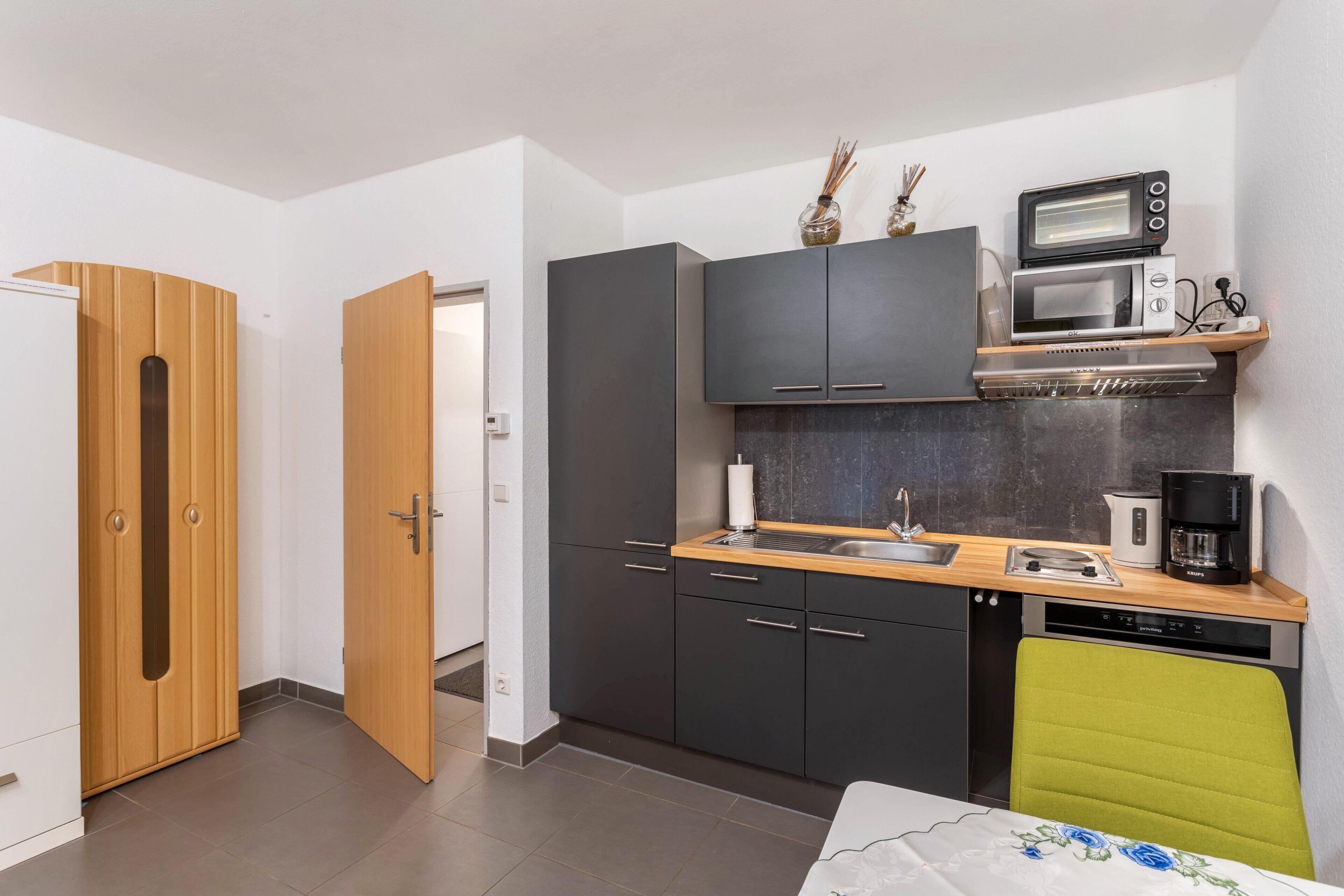 Kühlschrank, Mikrowelle, Herdplatte, Geschirrspüler