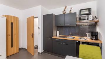 Kühlschrank, Mikrowelle, Herdplatte, Geschirrspüler