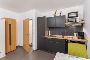 Fridge, microwave, stovetop, dishwasher - Apartment 'Gästehaus Strycktal 2 Typ 07' with Private Terrace, Private Garden and Wi-Fi (Willingen-Stryck (Upland))