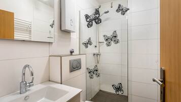 Dusche, Haartrockner, Handtücher