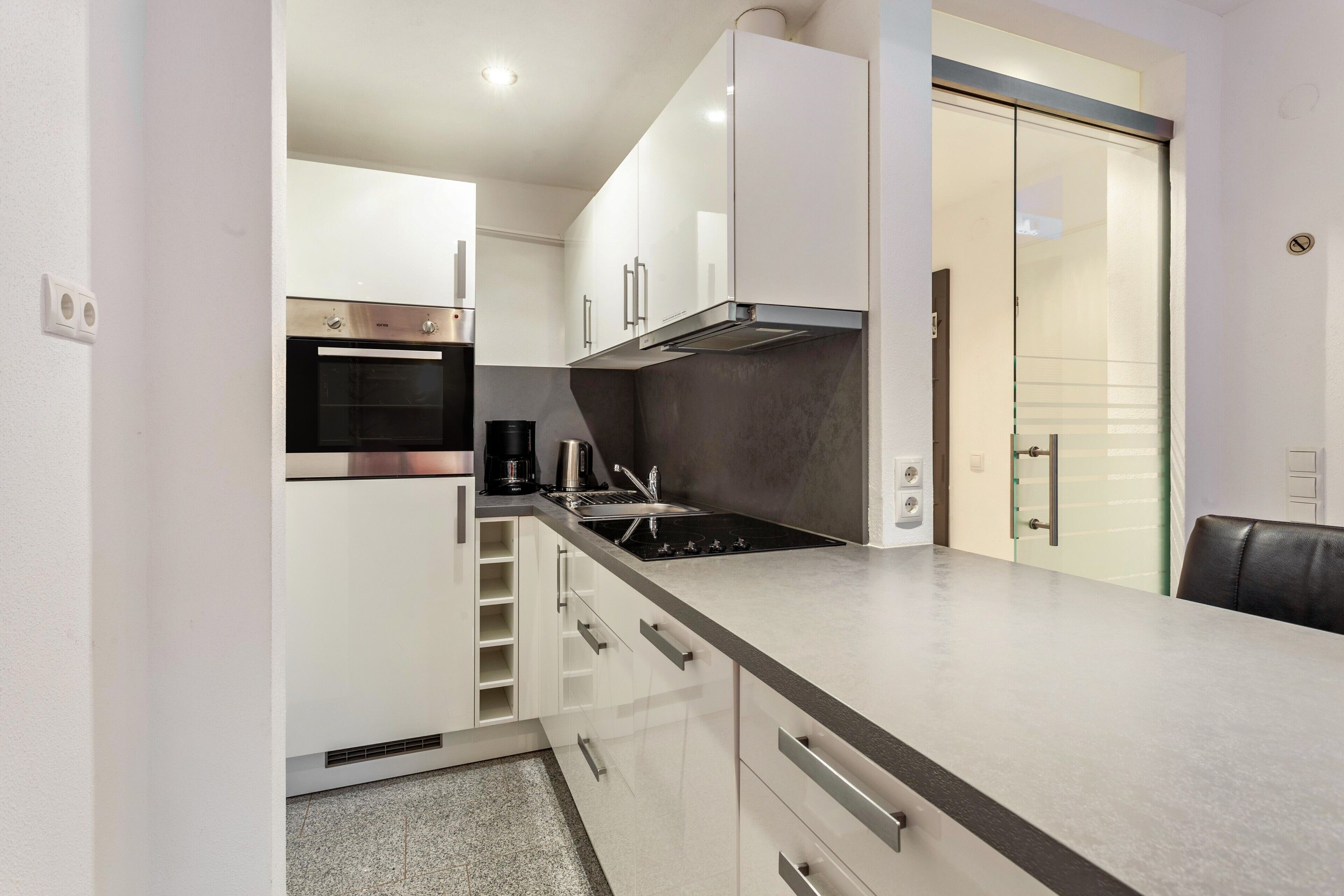 Frigorifero, microonde, forno, piano cottura