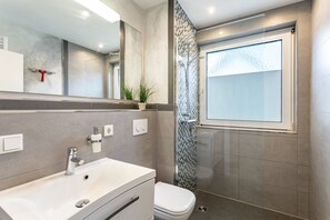 Dusche, Haartrockner, Handtücher
