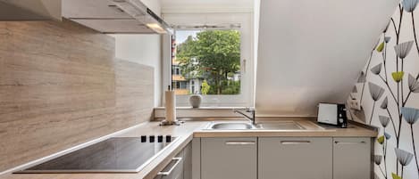 Kjøleskap, mikrobølgeovn, ovn og kokeplater