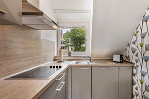 Réfrigérateur, micro-ondes, four, plaque de cuisson