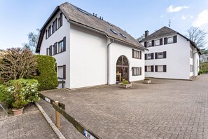 Exterior - Apartment 'Gästehaus Kurpark Wohnung Typ 19' with Balcony and Wi-Fi (Willingen (Upland))