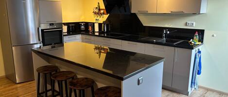 Jääkaappi, mikroaaltouuni, uuni, liesi