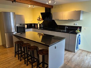 ثلاجة، ميكروويف، فرن، موقد طهي مسطح