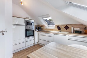 Fridge, microwave, oven, stovetop - Apartment 'Sarina 2' with Mountain View, Balcony and Wi-Fi (Willingen (Upland))