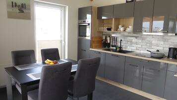 Kühlschrank, Mikrowelle, Ofen, Herdplatte