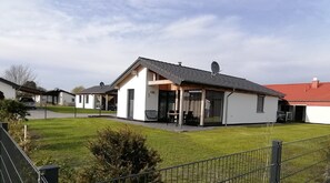 Exterior - Holiday Home 'Ferienhaus Nordwind G3 Premium' with Private Terrace, Private Garden and Wi-Fi (Butjadingen-Eckwarderhörne)