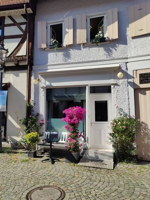 Exterior - Studio Apartment 'Loft 30 Qm' with Shared Terrace and Wi-Fi (Oberursel)