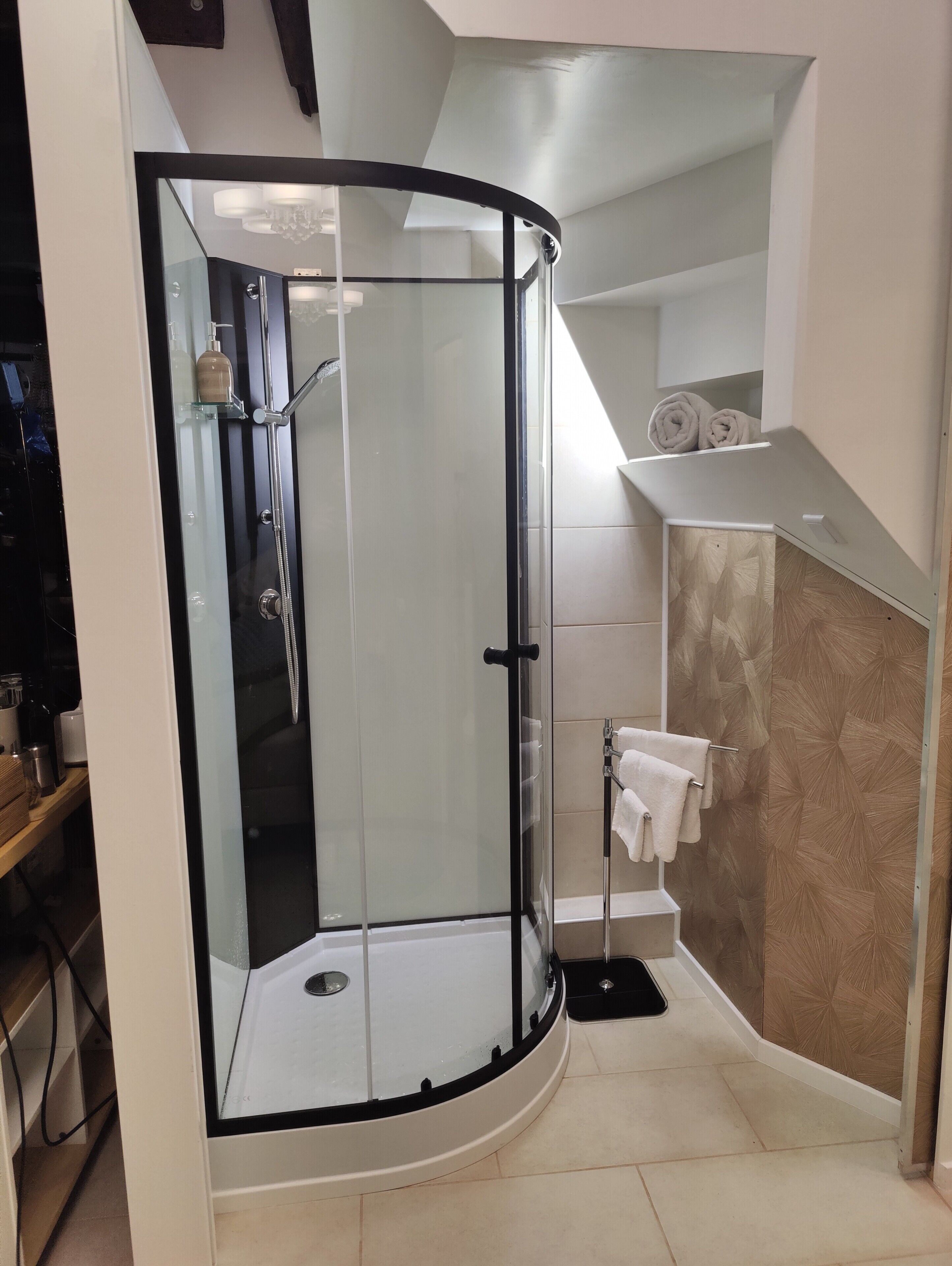 Een douche, een haardroger, handdoeken