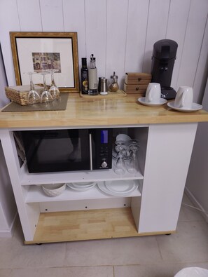 Frigorífico, microondas, cafetera o tetera y hervidor eléctrico