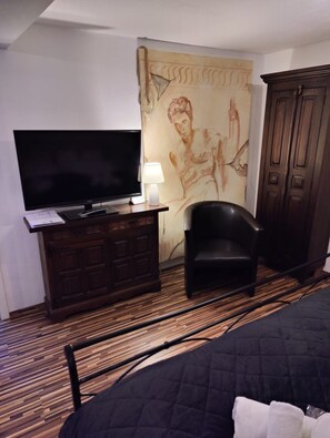1 habitación, tabla de planchar con plancha, wifi gratis y ropa de cama
