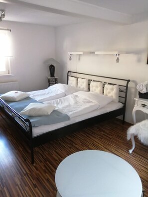 1 habitación, tabla de planchar con plancha, wifi gratis y ropa de cama 